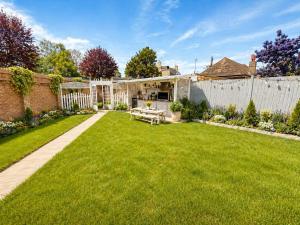 Spacious Villa Style Home, Garden, BBQ, Driveway