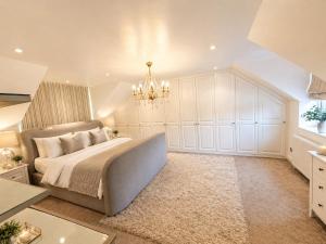 Spacious Villa Style Home, Garden, BBQ, Driveway