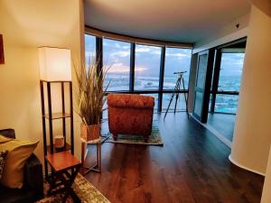SkyNest - Queens Gambit Penthouse at 66 Queen St