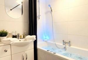 Luxury Luton airport 10 Mins retreat 4 Poster bed Massage Chair ,Jacuzzi Bath,Large Balcony,24 Hour Check In ,Luton Station walking distance CONTRACTORS WELCOME,COUPLES,PROFESSIONALs