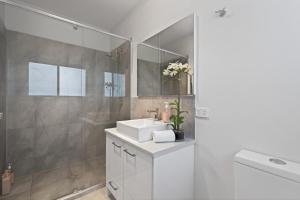 Stylish Family Retreat - Pet Friendly, Beach, Pool