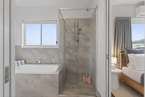 Stylish Family Retreat - Pet Friendly, Beach, Pool