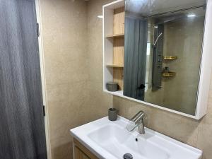 Beautiful 2-Bedroom Apartment with Pratamnak Sea View