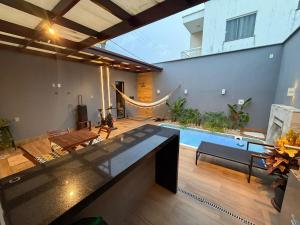 Casa em condomínio com piscina privativa