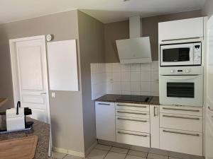 Villa avec piscine, animaux acceptés - 6 pers. - FR-1-878-48
