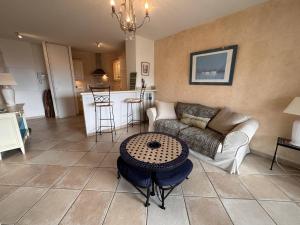 Appartement centre village, vue dégagée - FR-1-726-73
