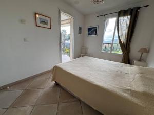 Appartement centre village, vue dégagée - FR-1-726-73