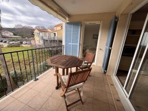 Appartement centre village, vue dégagée - FR-1-726-73