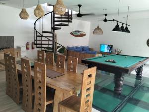 Villa Lelipi, 5 bed, 5 bathroom 5min walk to beach