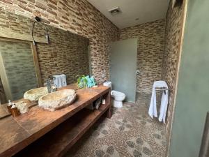 Villa Lelipi, 5 bed, 5 bathroom 5min walk to beach
