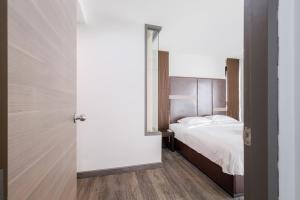 HUGE Luxury Condo Center of BKK! 5 mins BTS Asok!