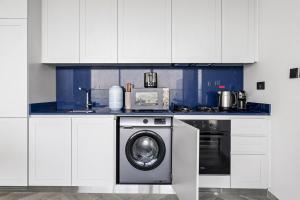 Canal View 1BR in Peninsula Three Business Bay