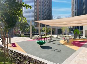 Canal View 1BR in Peninsula Three Business Bay