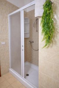 2 min walk to beach - Free parking & private patio