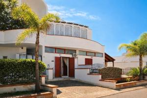 2 min walk to beach - Free parking & private patio