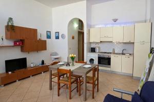 2 min walk to beach - Free parking & private patio