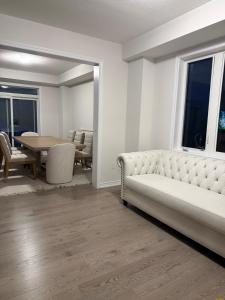 New Modern Luxury by the River in Paris Ontario, 5BR, 7 beds