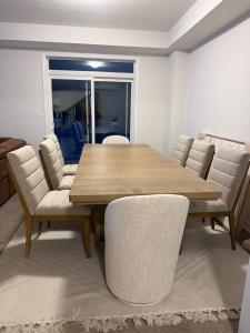 New Modern Luxury by the River in Paris Ontario, 5BR, 7 beds