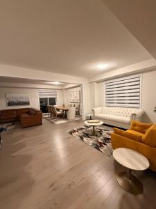 New Modern Luxury by the River in Paris Ontario, 5BR, 7 beds