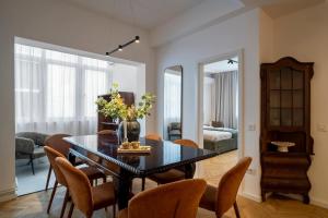 Stunning 4BR - Grand Elegant Retreat in Historic Center