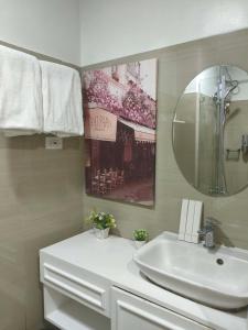 Stay near Mall of Asia, MOA Arena, SMX PICC & NAIA - Adie Suite