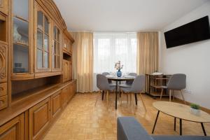 Comfy & Spacious Apartment Warsaw by Noclegi Renters