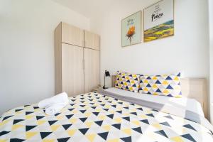 2br-Vibrant Home-Sunrise North-D7-Hanas Apart