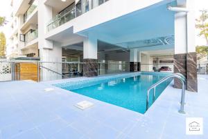 Upendo Bliss - heated pool, sauna , gym and a beatufil balcony with sliding door Ensuring a seamless indoor and outdoor living