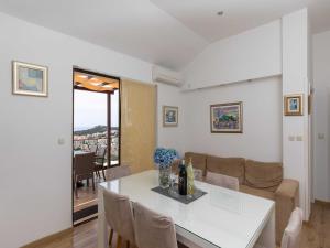 Guest House Kono - Two-Bedroom Apartment with Balcony and Sea View - Marka Gjaje Street