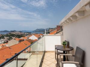 Guest House Kono - Two-Bedroom Apartment with Balcony and Sea View - Marka Gjaje Street