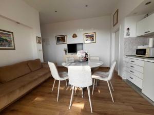 Guest House Kono - Two-Bedroom Apartment with Balcony and Sea View - Marka Gjaje Street