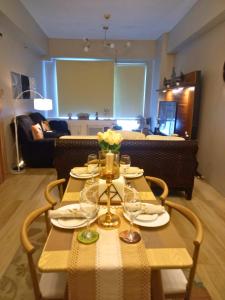 Amazing 1 5BR unit Connected to Eastwood Mall