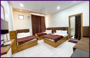 NEAR Mahakal dham TEMPLE Hotel Premium G R Ujjain,Near Mahakaleshwar Jyotirlinga Temple And Railway Station , Fully Air Conditioned Rooms And Wifi , Parking , TOP RATED FAMILY HOTEL IN UJJAIN