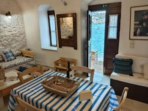 Io-Aurora SeaSide Villa
