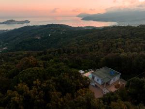 Luxury Liam Villa with Pool and Sea View - Goelba