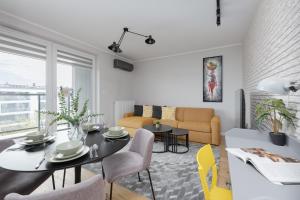 Trendy Apartment with AC and Parking in Warsaw by Noclegi Renters