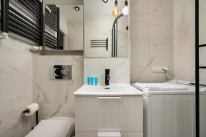 Metro Kondratowicza Stylish Apartment by BookingHost
