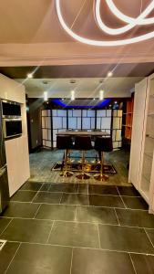 Luxury KIA Room B
