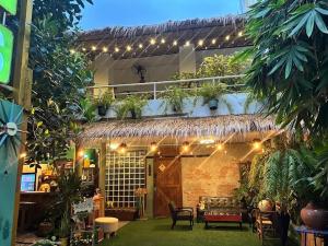 The Oasis on 8 Cozy Homestay & Café