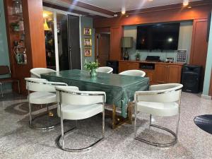 The Oasis on 8 Cozy Homestay & Café