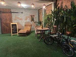 The Oasis on 8 Cozy Homestay & Café