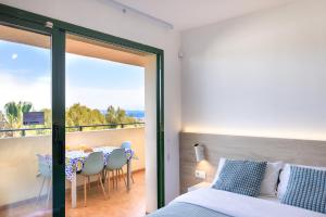 Sea View Apartment, spacious and renovated, 10 minutes to the beach, pool