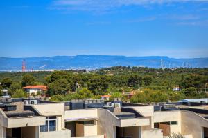 Sea View Apartment, spacious and renovated, 10 minutes to the beach, pool