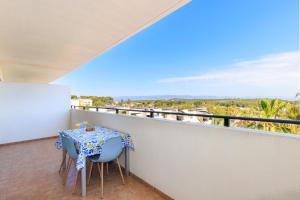 Sea View Apartment, spacious and renovated, 10 minutes to the beach, pool
