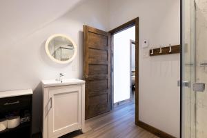 Clematites with Private Spa & Games, Nature & Lake