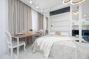 Modern Studio Perfect for Remote Working Close to PGE by Noclegi Renters