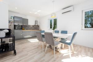 Pool House Olive - Happy Rentals