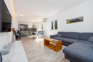 Pool House Olive - Happy Rentals