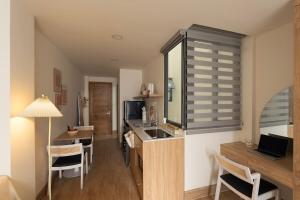 Large Studio with Balcony & Elevator Ben Thanh 5 mins