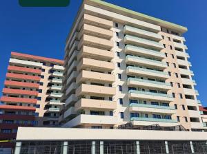 Spacious 1BR Apartment Unirea Towers, Terrace and Parking, near Palas Mall & Podu Roș